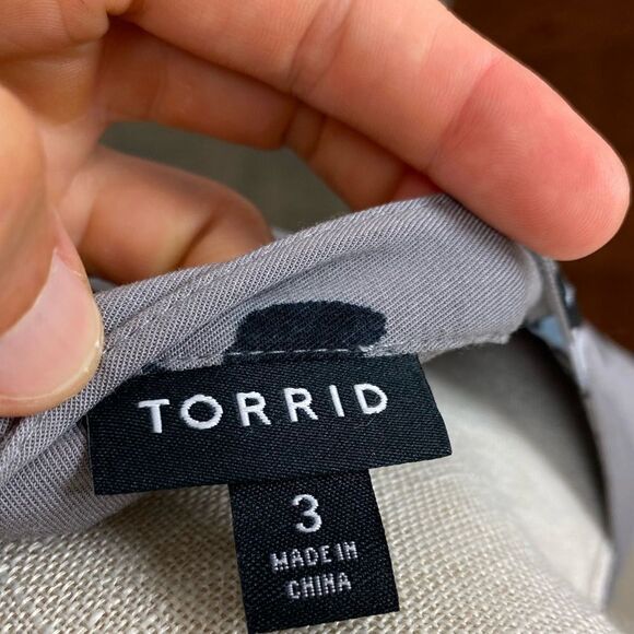 TORRID GREY FLORAL CHALLIS ZIP FRONT DRAWSTRING SHIRT DRESS - Picture 7 of 9